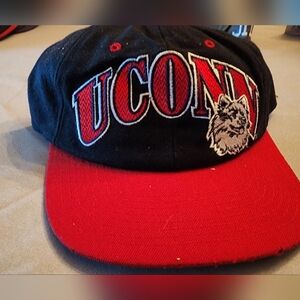 UCONN Huskies VINTAGE Logo 90's Cap Hat Red And Black Starter Brand